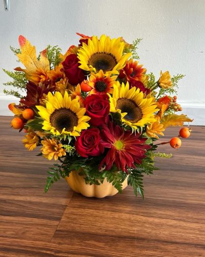 <p>Excellent flower arrangement to gift or decorate your house this fall.</p>